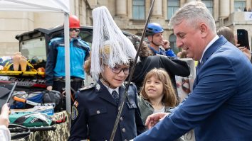 „Ziua porților deschise pentru copii” la MAI. Copiii și-au întâlnit eroii, în frunte cu ministrul Lucian Bode