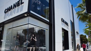 Un magazin Chanel din Paris a fost jefuit. Hoții au plecat pe motociclete
