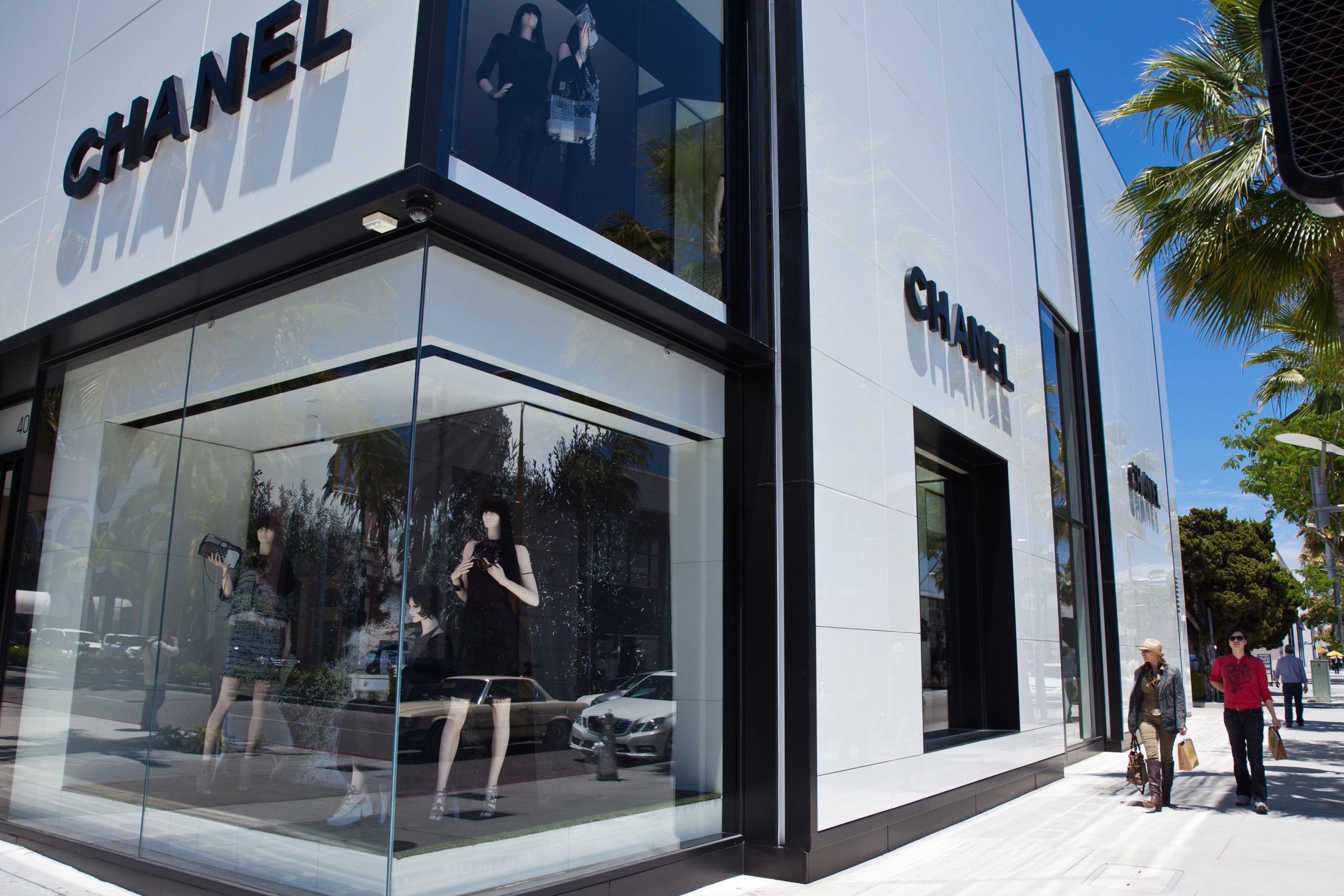 Un magazin Chanel din Paris a fost jefuit. Hoții au plecat pe motociclete