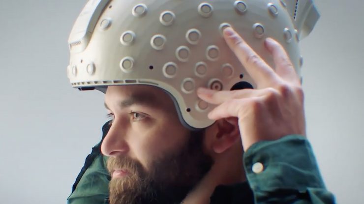 Implanturile din creierul unei persoane paralizate îi permit să controleze computerele cu mintea