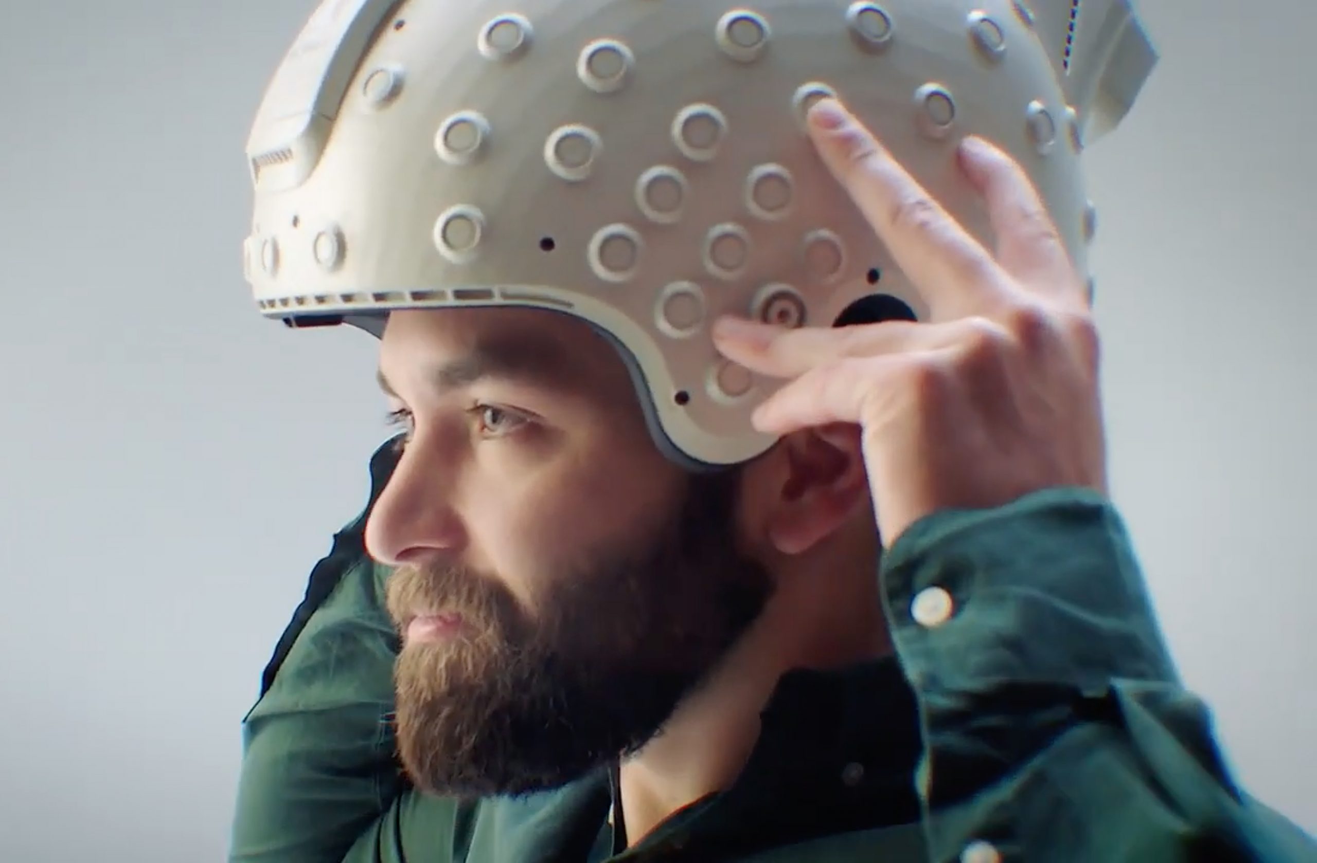 Implanturile din creierul unei persoane paralizate îi permit să controleze computerele cu mintea