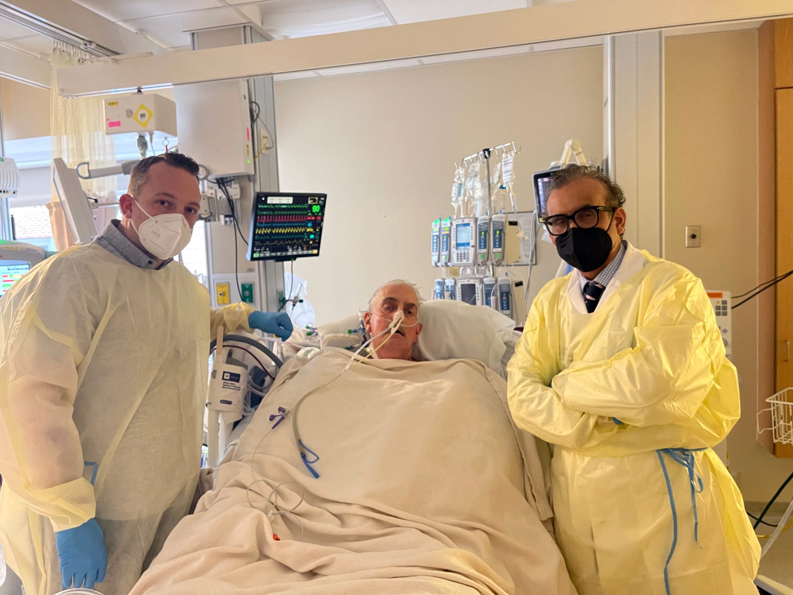 Bărbatul care a suferit un transplant istoric de inimă de porc a murit din cauza virusului porcin, anunță chirurgii