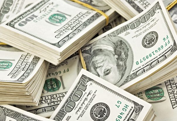 Dolarul american atinge maximul ultimilor 20 de ani, în condițiile în care Fed anunță rate mai mari pentru mai mult timp