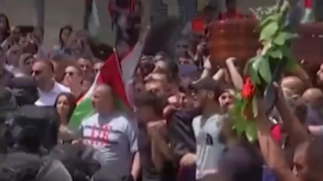 VIDEO. Polițiștii israelieni i-au bătut pe cei care duceau sicriul jurnalistei Al-Jazeera, Shireen Abu Akleh