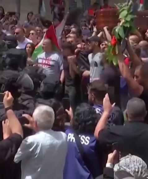 VIDEO. Polițiștii israelieni i-au bătut pe cei care duceau sicriul jurnalistei Al-Jazeera, Shireen Abu Akleh