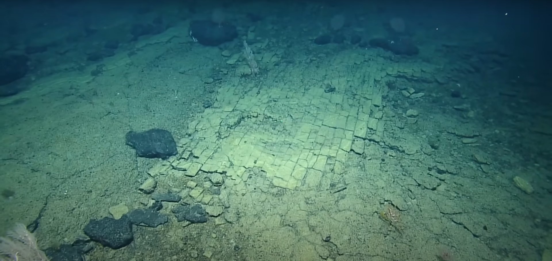 Cercetătorii au descoperit, pe fundul oceanului, un drum ce se credea că duce spre Atlantida