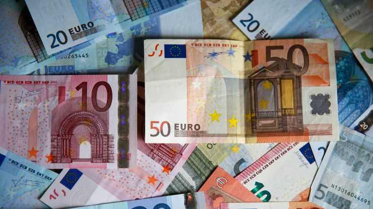 Euro coboară sub 0,99 dolari pentru prima dată în ultimele două decenii