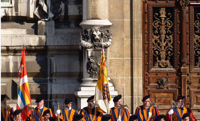 Gărzile elveţiene ale Vaticanului ar putea primi femei