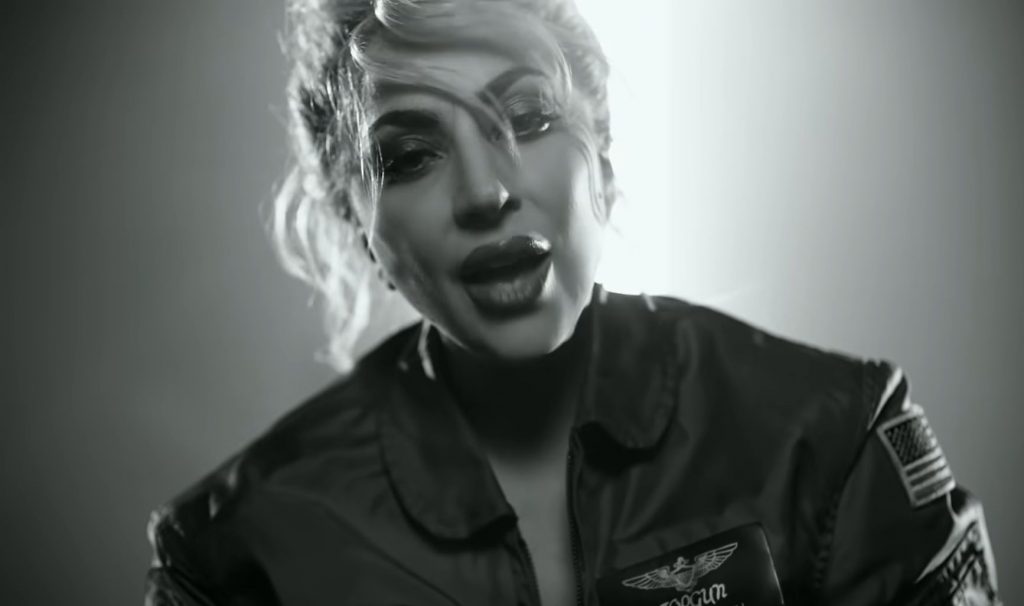 Lady Gaga a lansat oficial videoclipul „Hold My Hand” pentru filmul „Top Gun: Maverick”, adunând peste 1 milion de vizualizări în 12 ore.