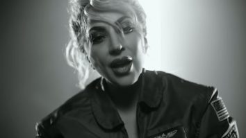Lady Gaga a lansat oficial videoclipul „Hold My Hand” pentru filmul „Top Gun: Maverick”, adunând peste 1 milion de vizualizări în 12 ore.
