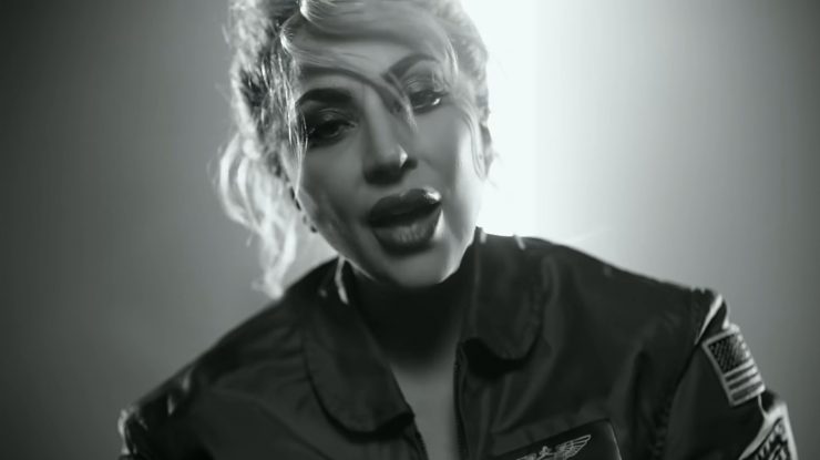 Lady Gaga a lansat oficial videoclipul „Hold My Hand” pentru filmul „Top Gun: Maverick”, adunând peste 1 milion de vizualizări în 12 ore.
