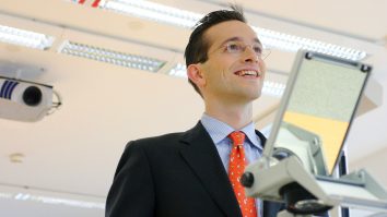 STUDIU. De ce să-ți arăți emoțiile ar putea fi cea mai bună metodă de a cuceri un public