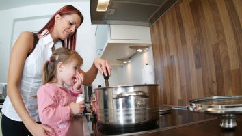 Bărbații din generația Millennial și-ar dori soții gospodine, ca în anii ’50, după ce au copii