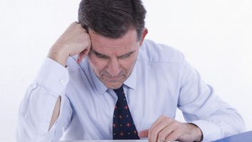 Cum îți pot afecta traumele din copilărie relația cu banii și ce recomandă specialiștii