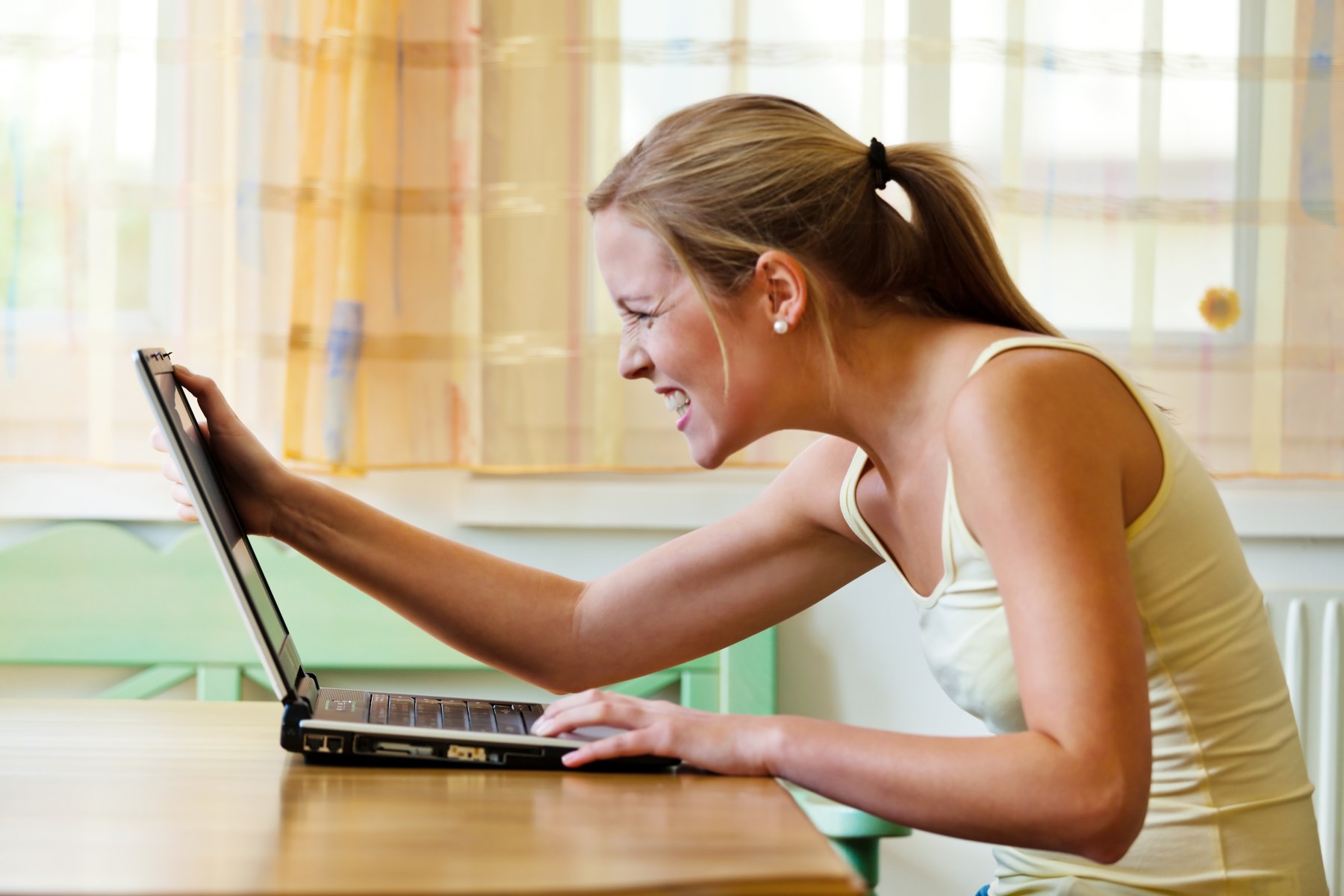 Companiile spionează online candidații care aplică pentru joburile disponibile