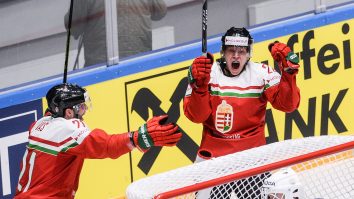 Jucătorii maghiari de hockei se bucură după un gol cu Slovacia