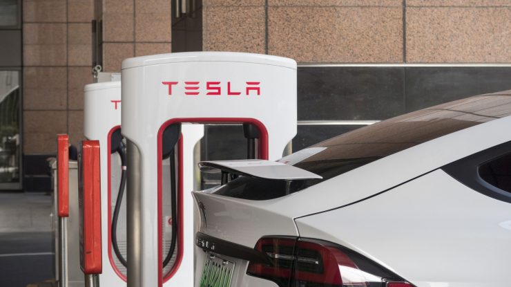 Elon Musk spune că fabricile Tesla sunt „cuptoare de bani” care pierd miliarde de dolari