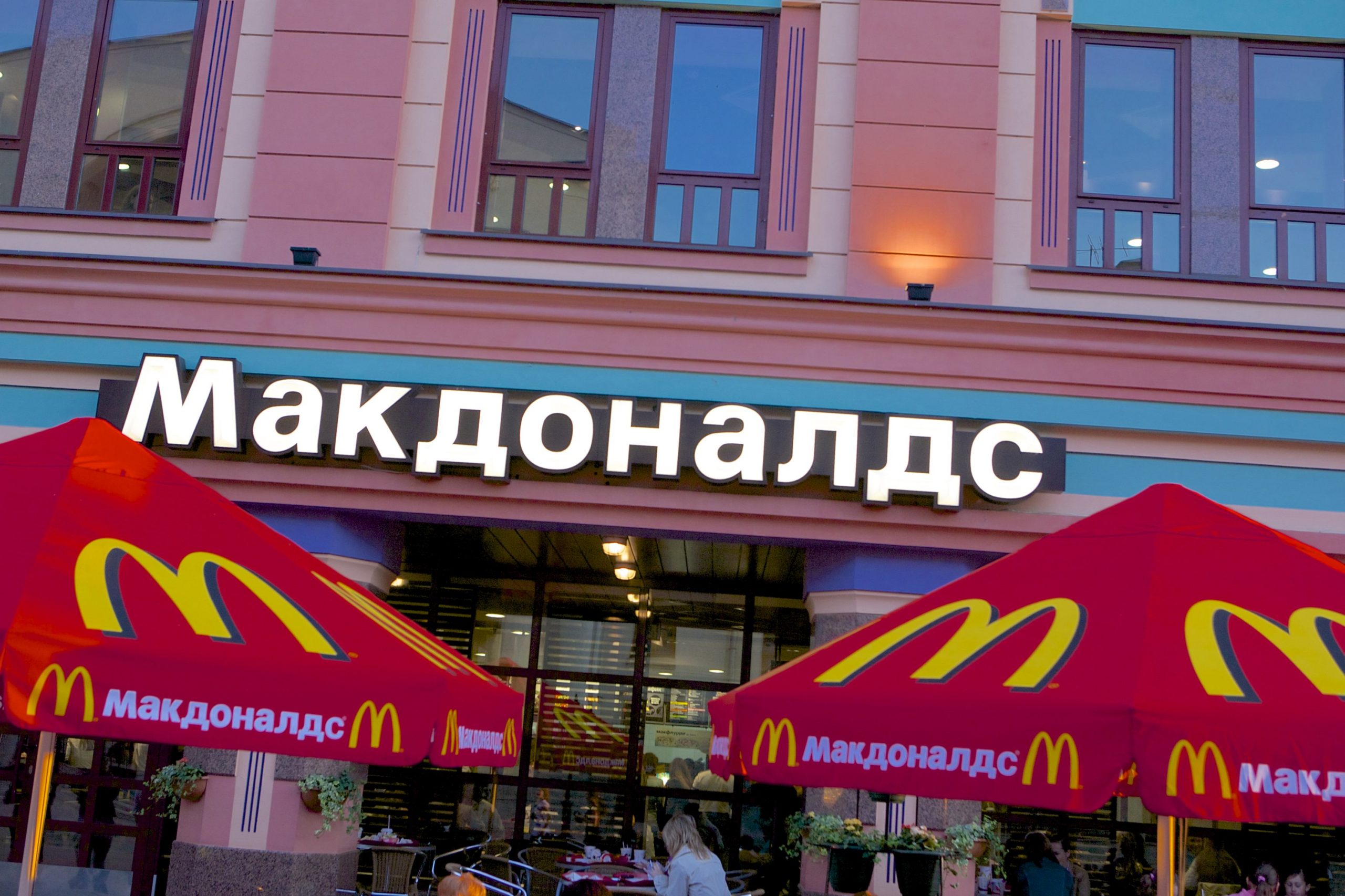 Compania americană McDonald’s vinde acțiunile și părăsește complet Rusia