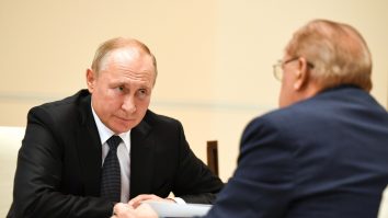 Preşedintele Vladimir Putin susţine că vor exista repercursiuni dacă NATO va construi baze militare în Finlanda şi Suedia.
