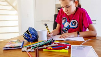 STUDIU. Copiii nu se pot concentra singuri la teme