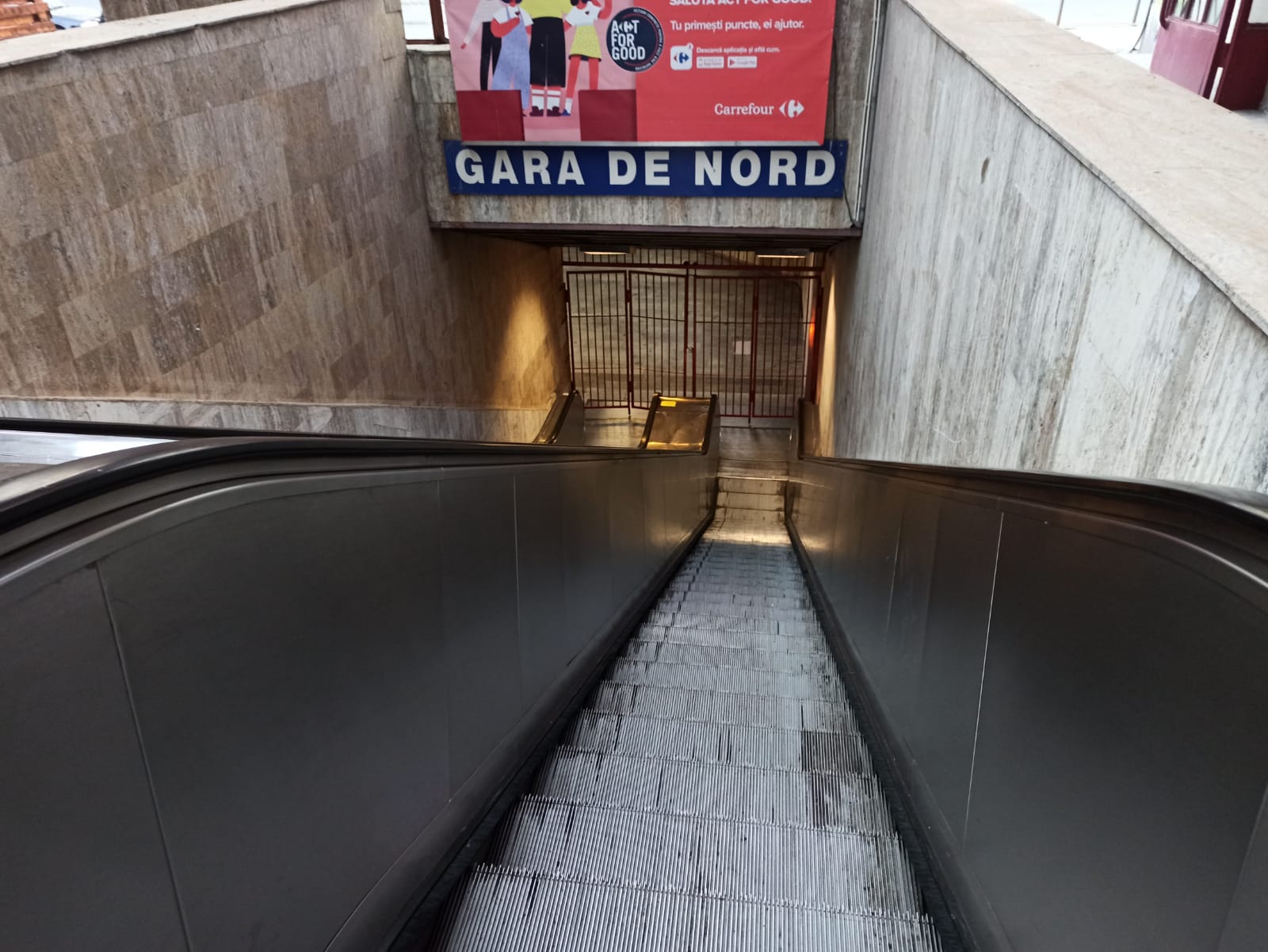 Noi probleme la metrou. Două stații închise: „S-a simțit miros de fum”