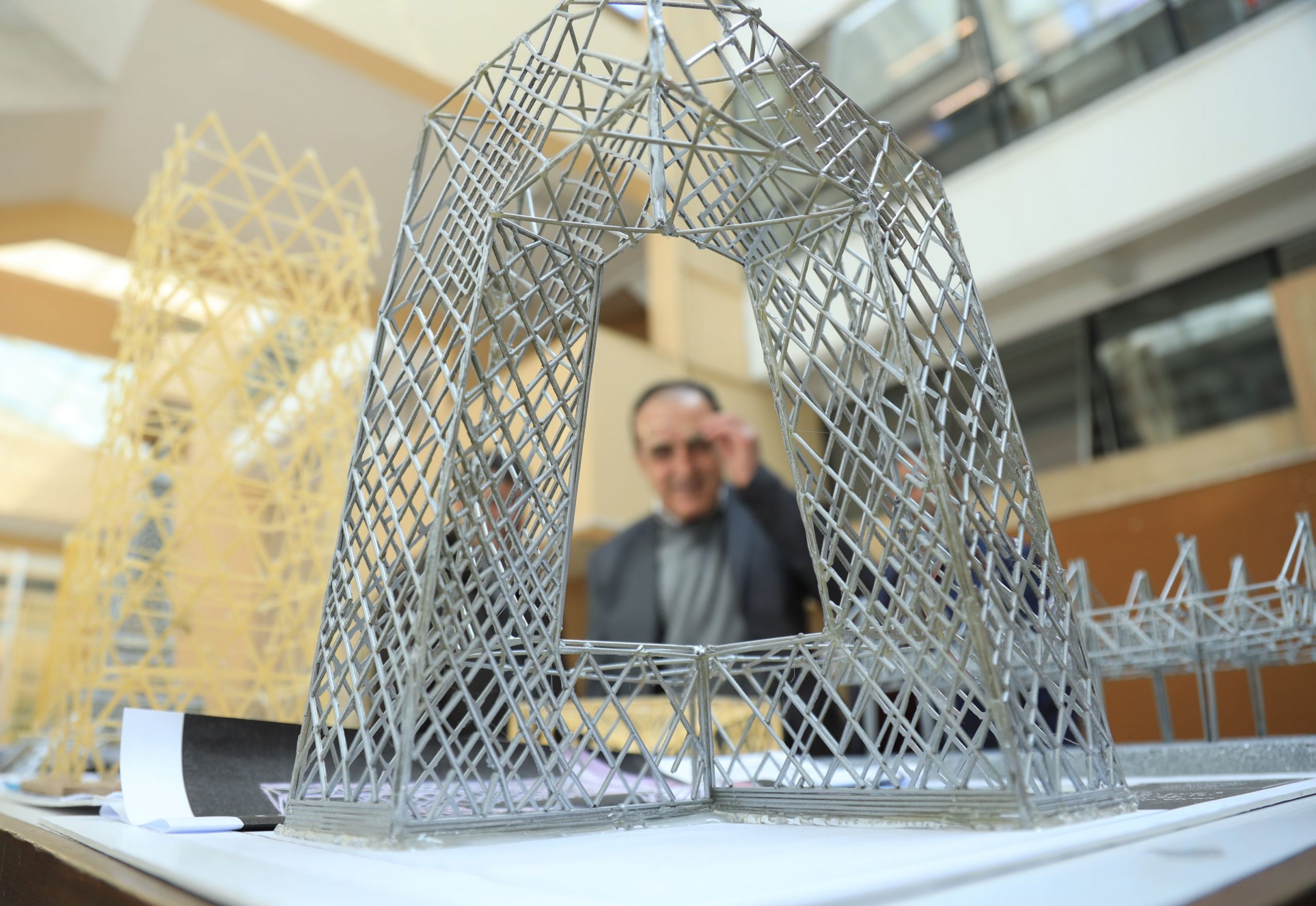 O echipă de studenți din Cluj s-a bătut pentru a prinde loc la cel mai inedit concurs de construcții din paste