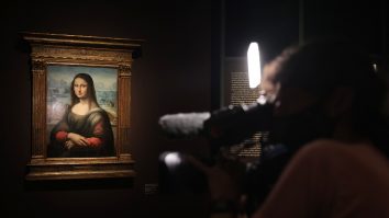 VIDEO. „Mona Lisa” poluează! S-a aflat motivul pentru care un bărbat a aruncat cu o prăjitură spre tabloul lui da Vinci