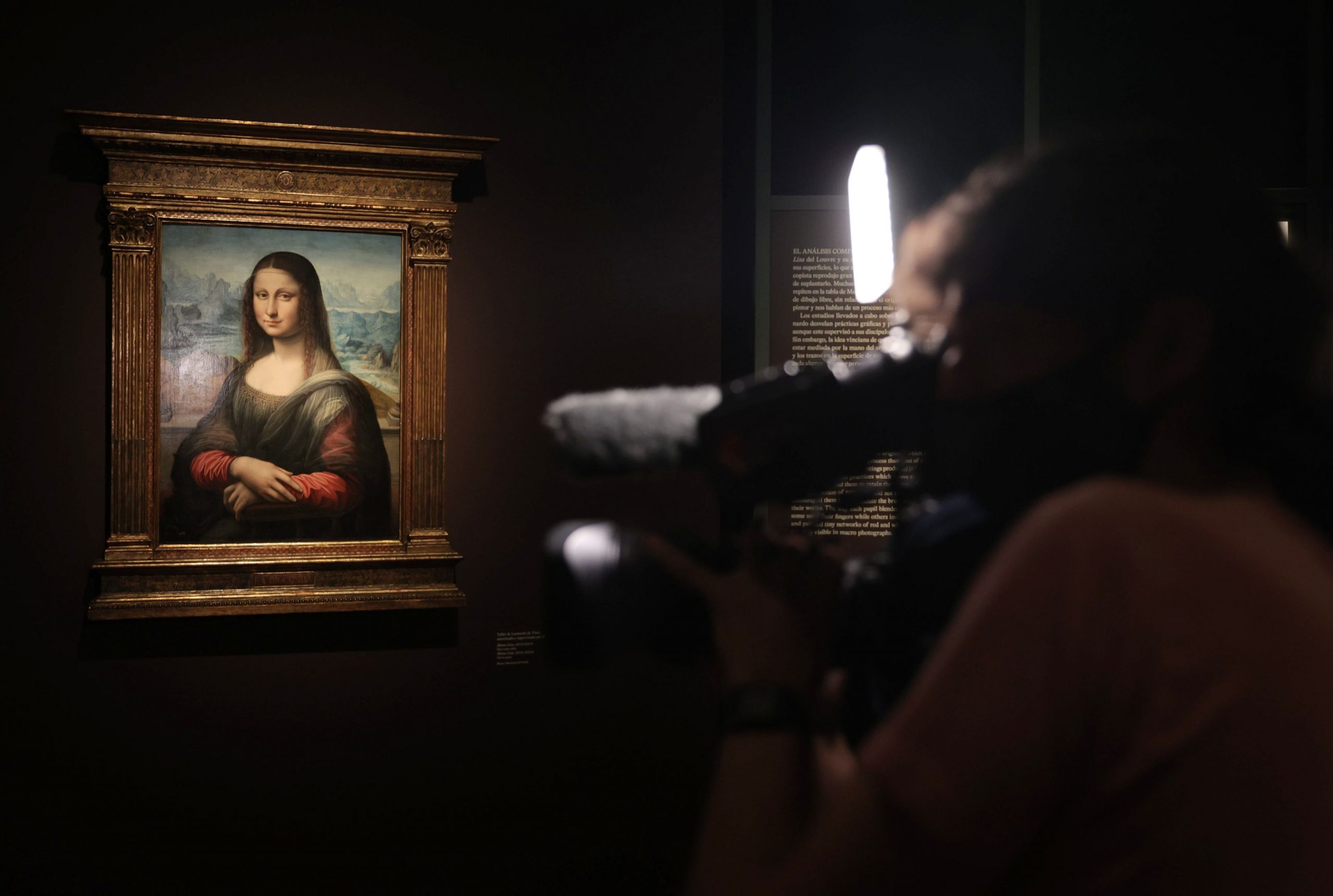 VIDEO. „Mona Lisa” poluează! S-a aflat motivul pentru care un bărbat a aruncat cu o prăjitură spre tabloul lui da Vinci
