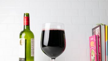 Studiu: Consumul moderat de vin te poate proteja împotriva grăsimii