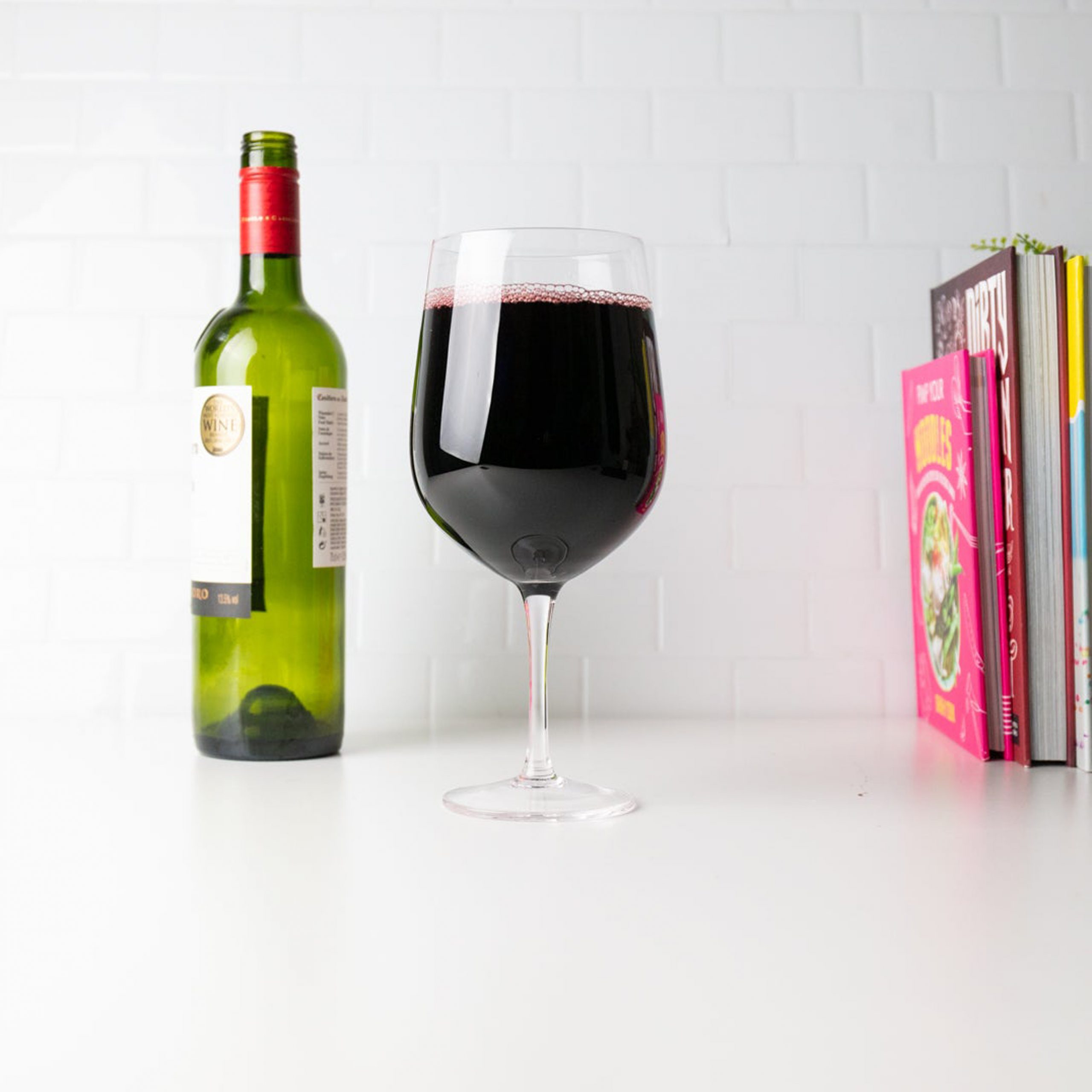 Studiu: Consumul moderat de vin te poate proteja împotriva grăsimii