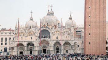 Turiștii din Veneția înoata nud în canale și vandalizează tot ce e mai de preț pentru italieni