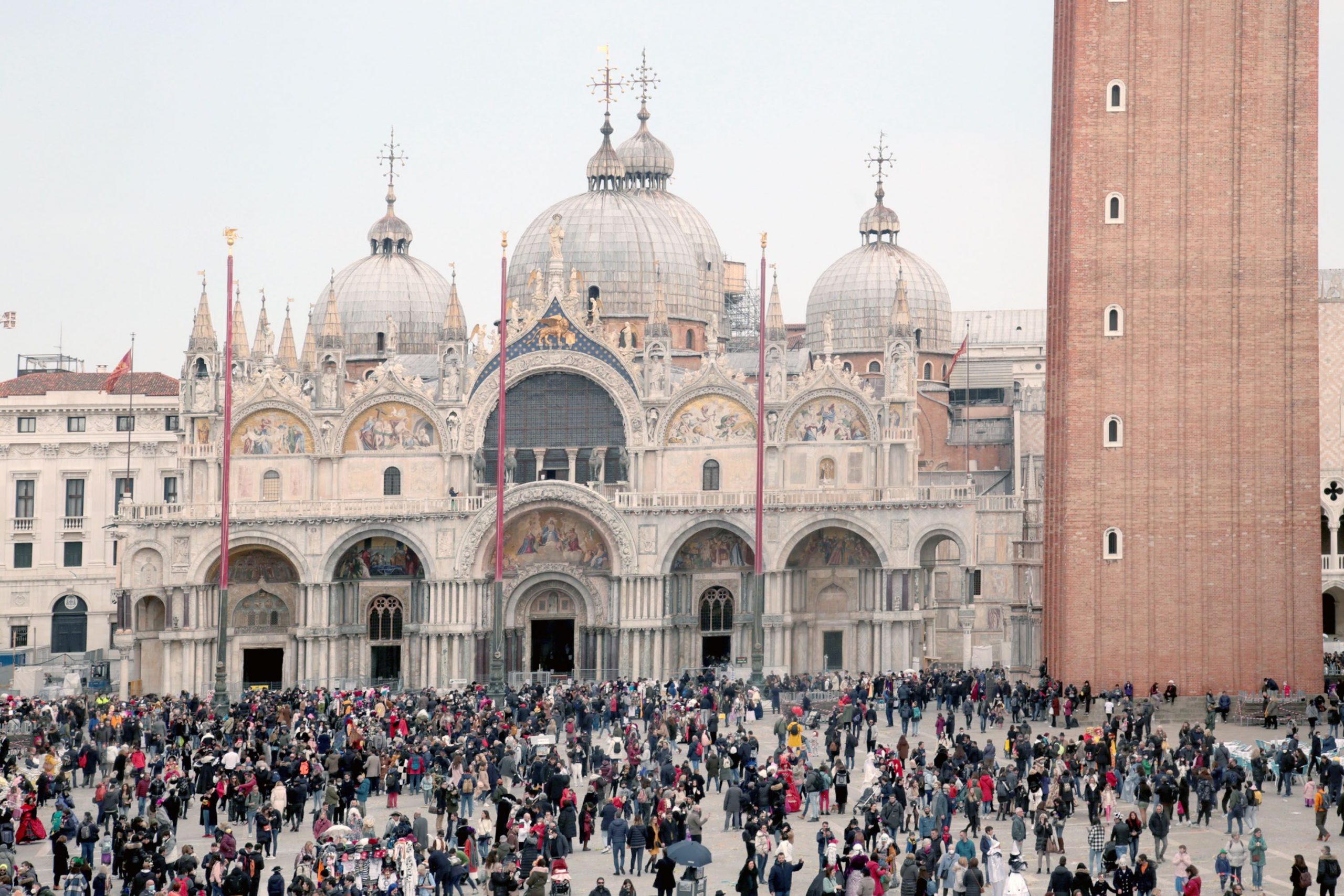 Turiștii din Veneția înoata nud în canale și vandalizează tot ce e mai de preț pentru italieni