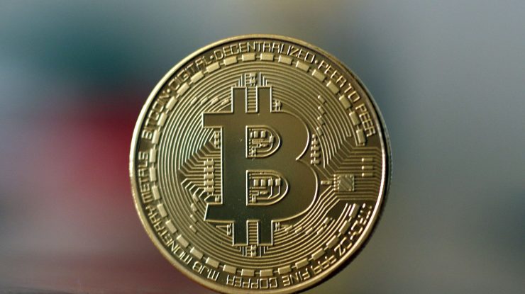 Bitcoin surprinde din nou. Moneda a urcat astăzi la 65.000 de dolari, la maximul ultimilor 2 ani