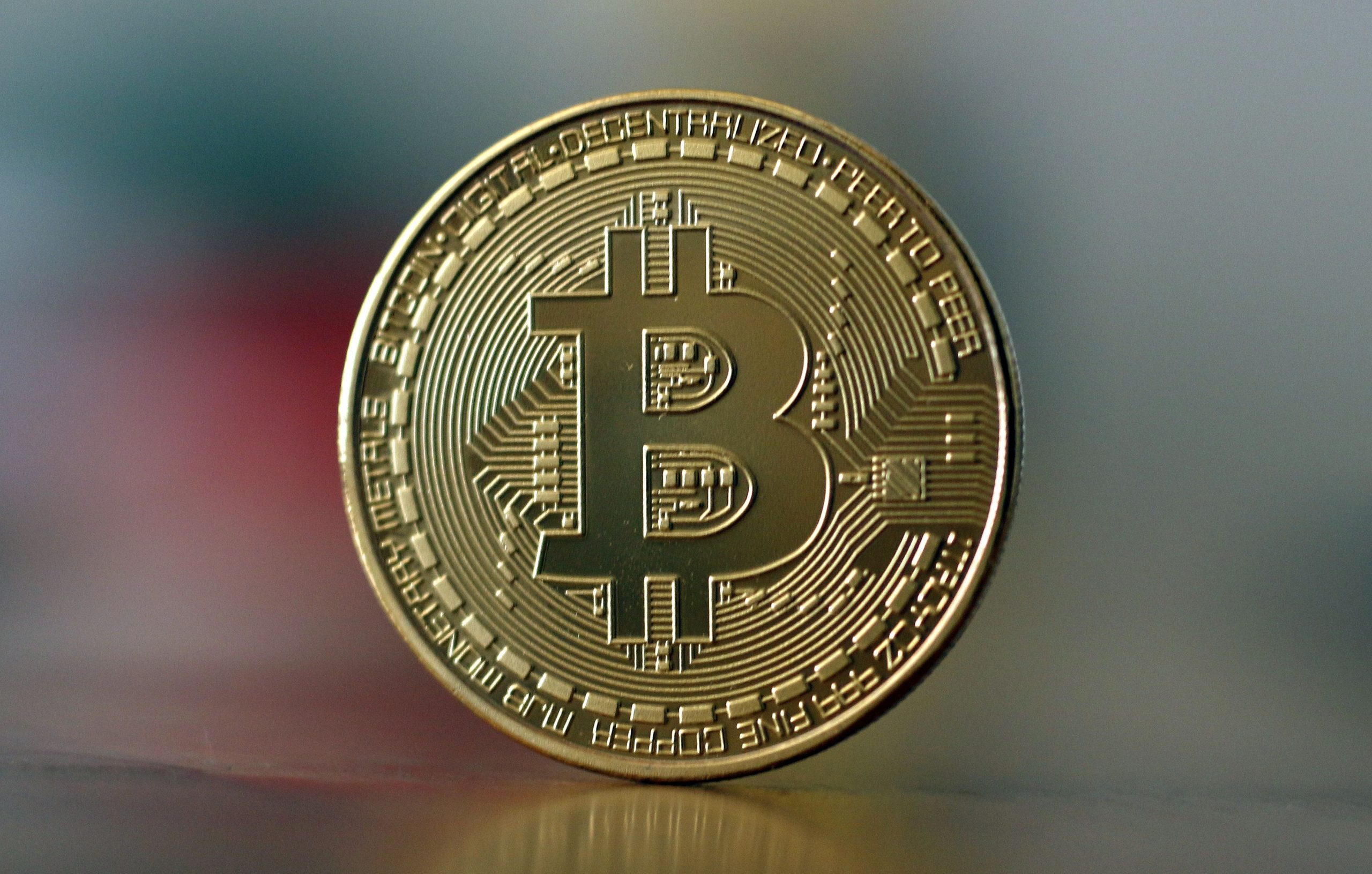 Bitcoin surprinde din nou. Moneda a urcat astăzi la 65.000 de dolari, la maximul ultimilor 2 ani