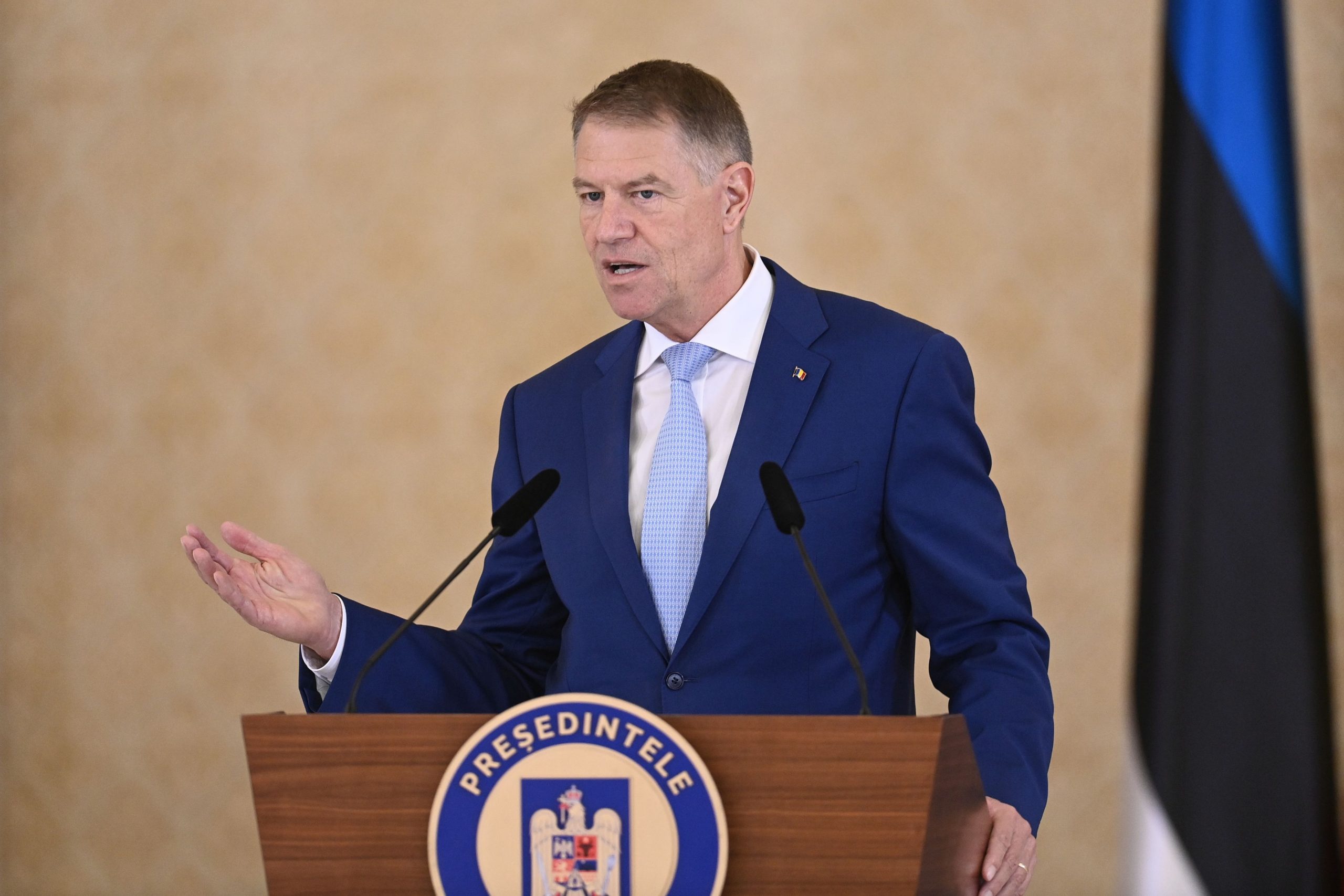 Legea care pedepsește incitarea la violenţă sau discriminare inclusiv din cauza „opiniei ori apartenenţei politice” a fost promulgată de Klaus Iohannis