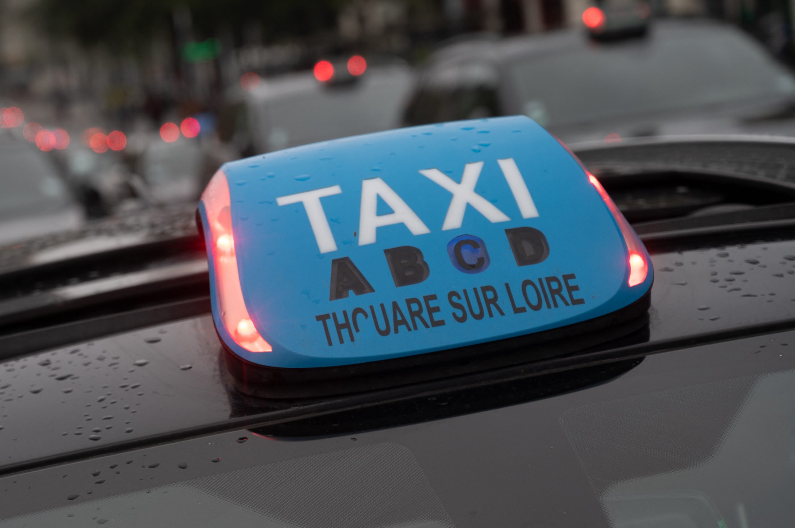 Amenzi pentru taximetrişti la Gara de Nord. Poliţiştii au găsit nereguli mari