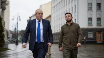 Jacheta de lână a lui Zelenski a fost vândută la licitație la Londra pentru 90.000 de lire sterline