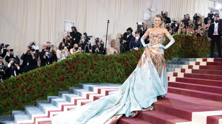 VIDEO. A început Met Gala, cel mai așteptat eveniment din industria modei. Aparițiile de pe covorul roșu