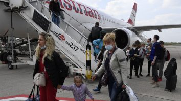 Uniunea Europeană va renunţa la purtarea măştii de protecție în avioane şi aeroporturi