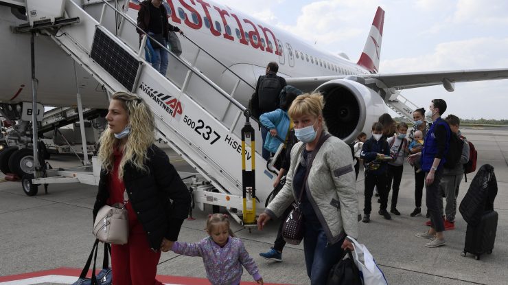 Uniunea Europeană va renunţa la purtarea măştii de protecție în avioane şi aeroporturi