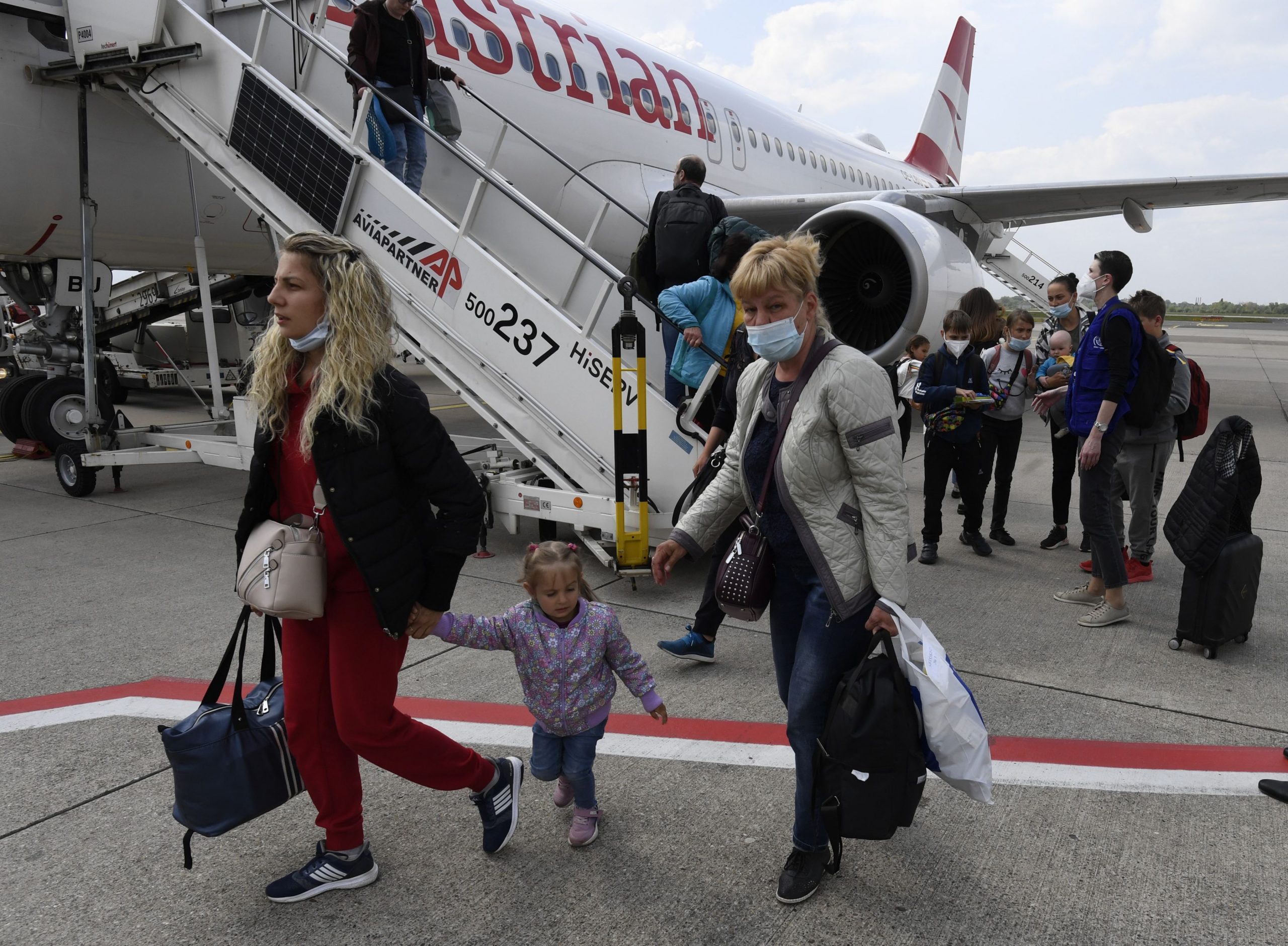 Uniunea Europeană va renunţa la purtarea măştii de protecție în avioane şi aeroporturi