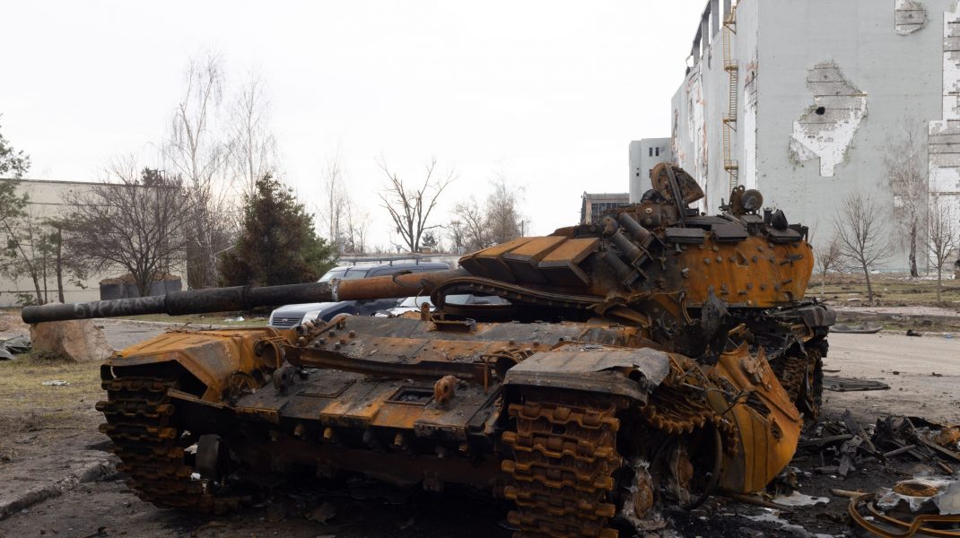 Un tanc rusesc zace pe marginea unui drum lângă Kiev