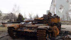 Un tanc rusesc zace pe marginea unui drum lângă Kiev
