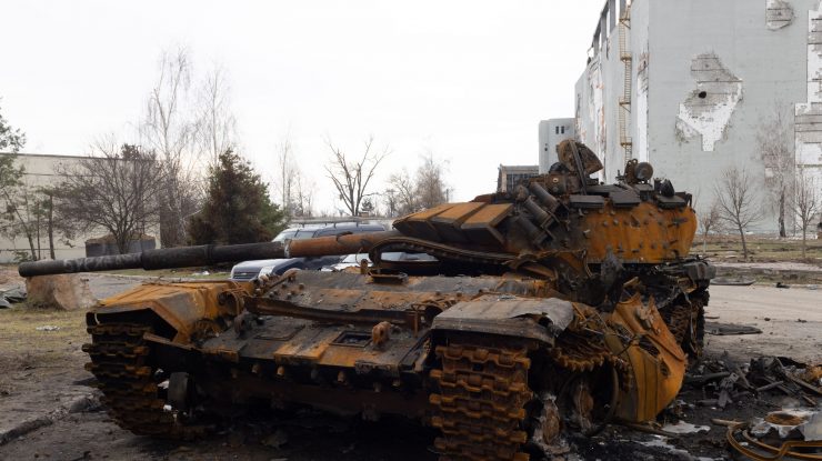 Un tanc rusesc zace pe marginea unui drum lângă Kiev