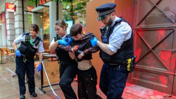 O minoră cu autism a fost traumatizată în urma unor percheziții ale Poliției din Londra