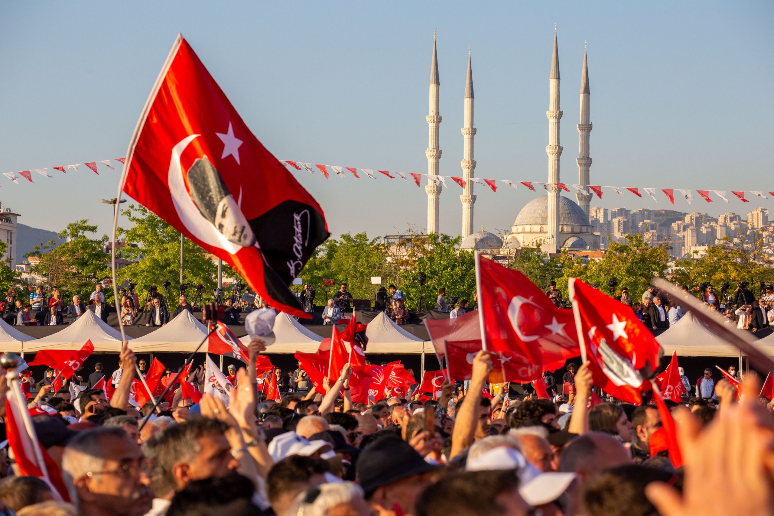 Erdogan își trimite rivalii în închisoare pentru postări pe Twitter. Mii de oameni au ieșit în stradă