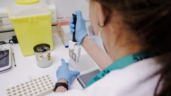 Autoritatea sanitară franceză recomandă vaccinarea homosexualilor, persoanelor trans și a lucrătoarelor sexuale împotriva variolei maimuței