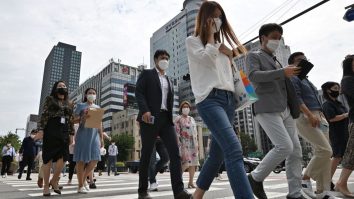 Coreea de Sud renunță la regula măștilor în exterior, dar multe persoane preferă să le păstreze