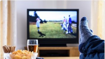 STUDIU. Privitul la televizor mai mult de patru ore pe zi crește riscul de boli coronariene