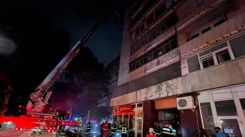 Incendiu într-un bloc din Arad. 60 de persoane au fost evacuate